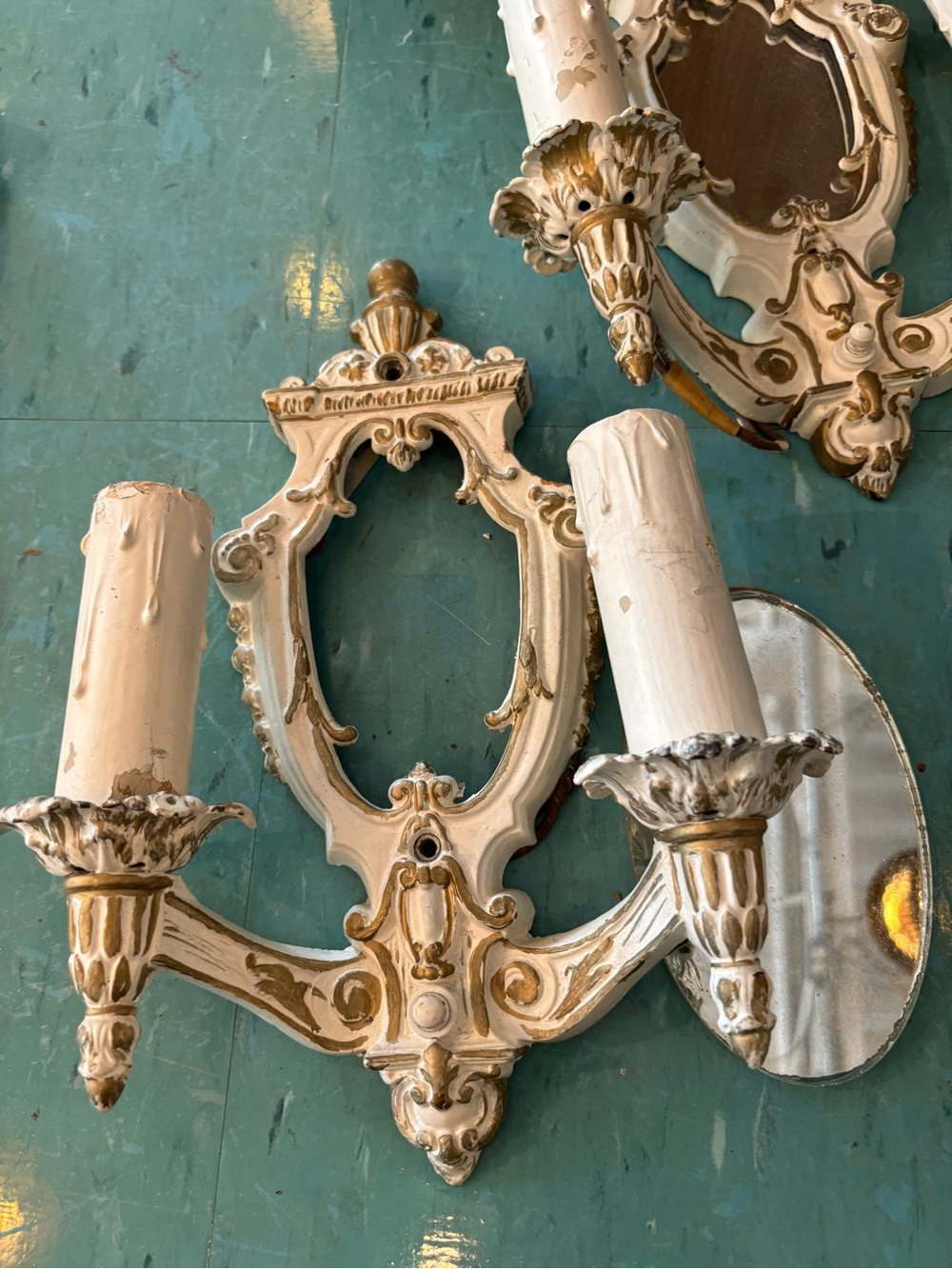Four antique Victorian French wall sconces light fixtures, two candles mirrored - Picture 5 of 9